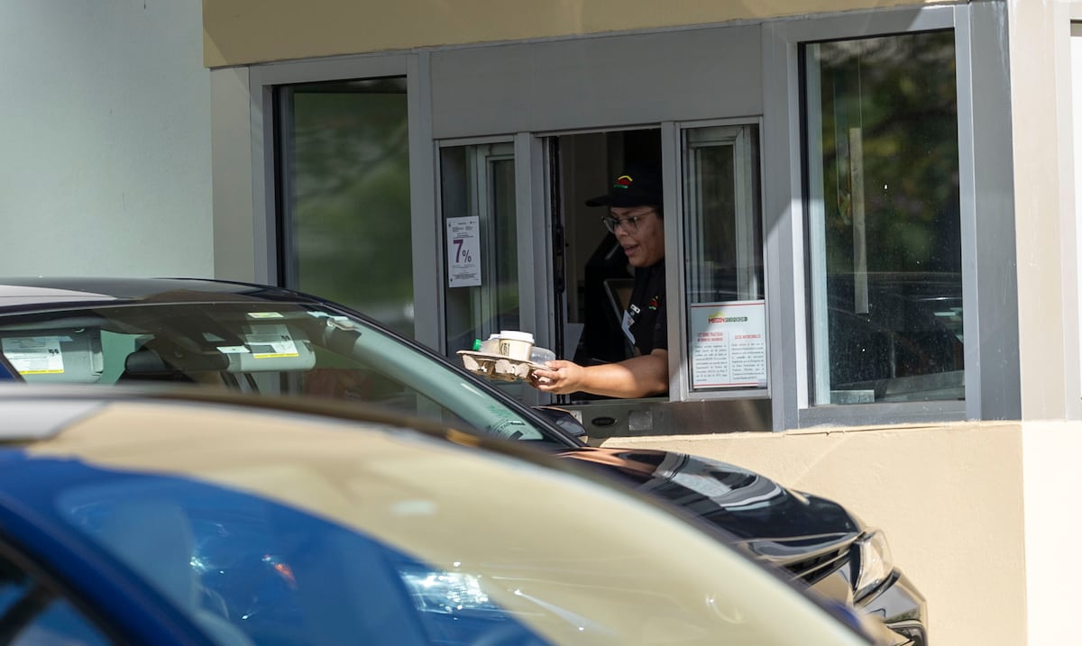 Restaurant chains operate on generators amid widespread blackout