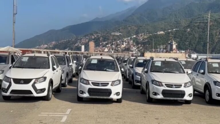 Llegan a Venezuela vehículos iraníes modelo Quick 2025