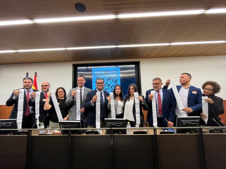 Comando Con Venezuela presenta las copias de las actas electorales ante el Parlamento de Madrid