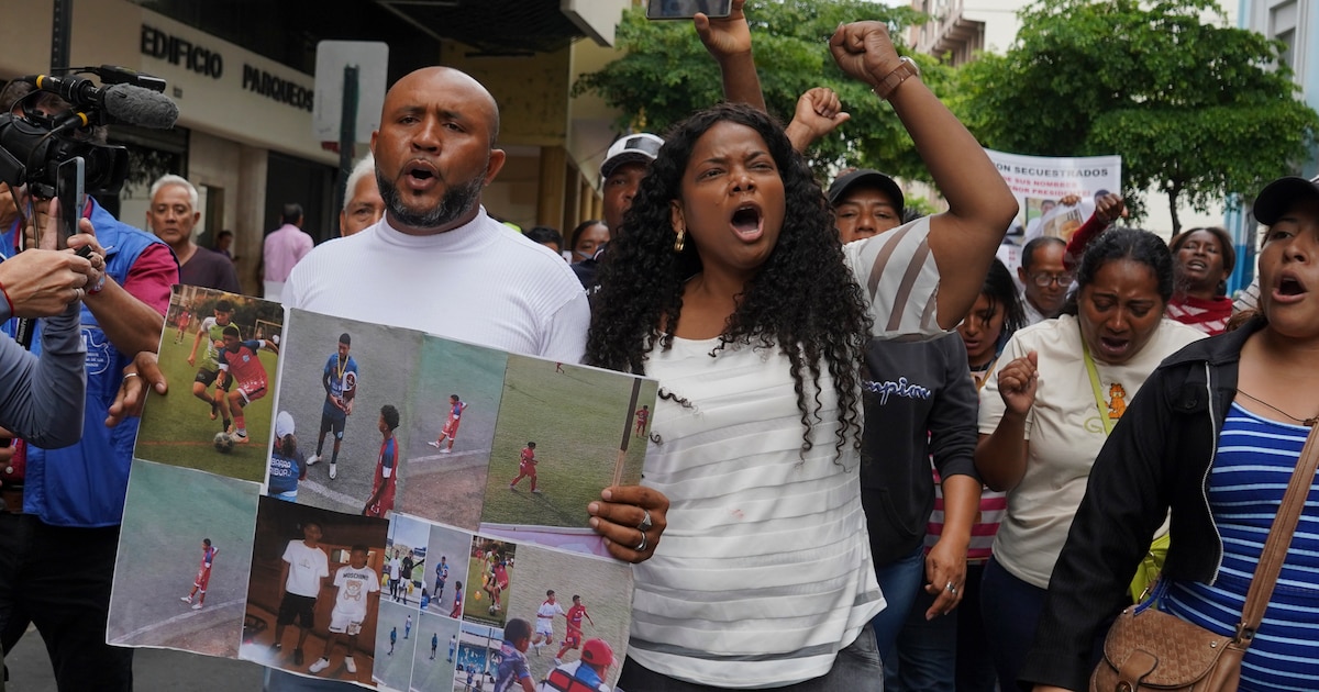 “Esto no es vida, por favor devuélvanos a mis hijos”: el clamor del padre de uno de los cuatro chicos desaparecidos en Guayaquil “Esto no es vida, por favor devuélvanos a mis hijos”: el clamor del padre de uno de los cuatro chicos desaparecidos en Guayaquil