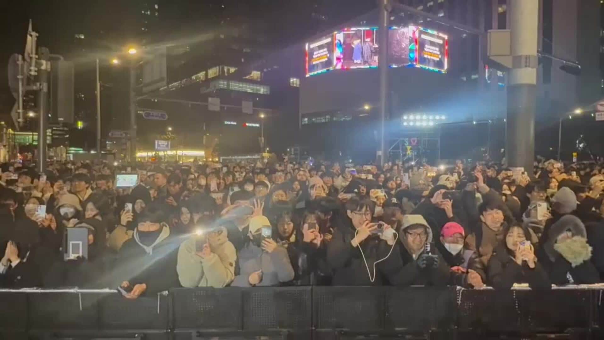 Miles de surcoreanos dan la bienvenida al 2025 en Seúl Miles de surcoreanos dan la bienvenida al 2025 en Seúl