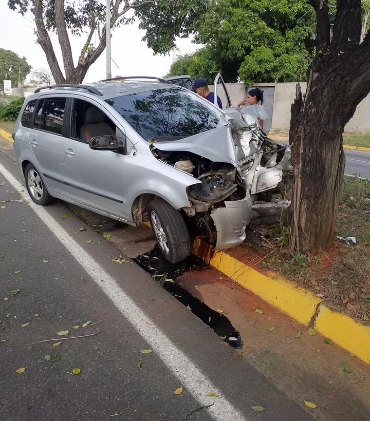 Se estrelló contra un árbol en la avenida Atlántico este 25 de diciembre Se estrelló contra un árbol en la avenida Atlántico este 25 de diciembre