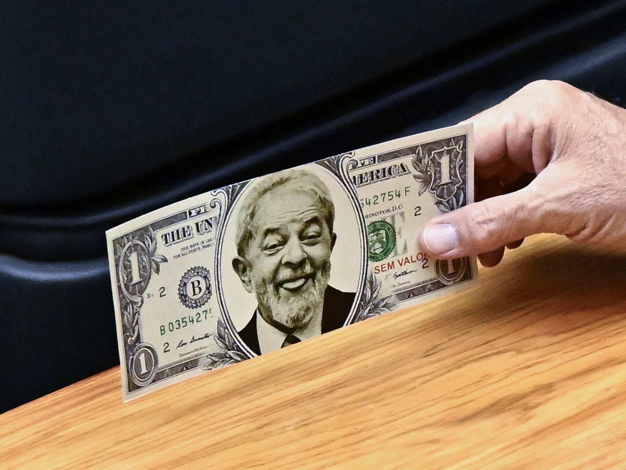 Brasil interviene con 8 mil millones de dólares para frenar el alza de la divisa y la deja en 6,14 reales Brasil interviene con 8 mil millones de dólares para frenar el alza de la divisa y la deja en 6,14 reales