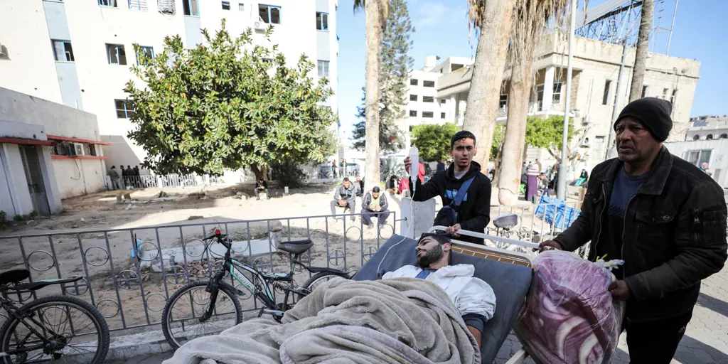 Israel ataca y detiene al director del último hospital operativo en el norte de Gaza