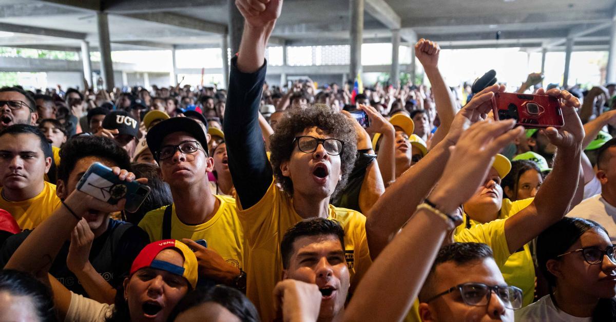 Estudiantes universitarios de Venezuela tildan de “ilegítima” la investidura de Maduro