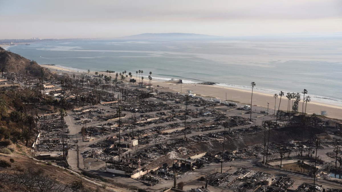 Los fuertes vientos avivan los incendios de Los Ángeles y causan ya 25 muertes
