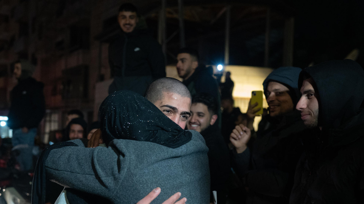 Israel libera a 90 prisioneros palestinos después de que Hamás entregara a las primeras tres presas israelíes