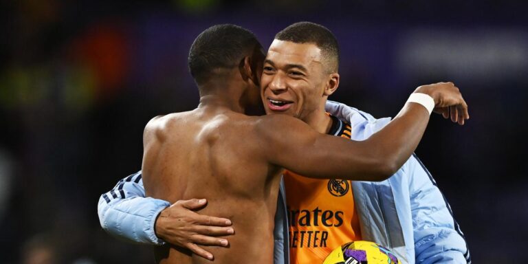 La firmas del balón del ‘hat trick’ de Mbappé