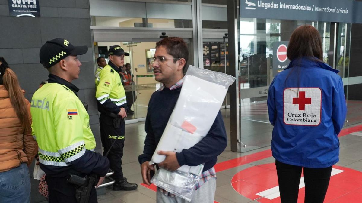 El duro testimonio de uno de los colombianos que abordó uno de los vuelos que el presidente Petro devolvió El duro testimonio de uno de los colombianos que abordó uno de los vuelos que el presidente Petro devolvió