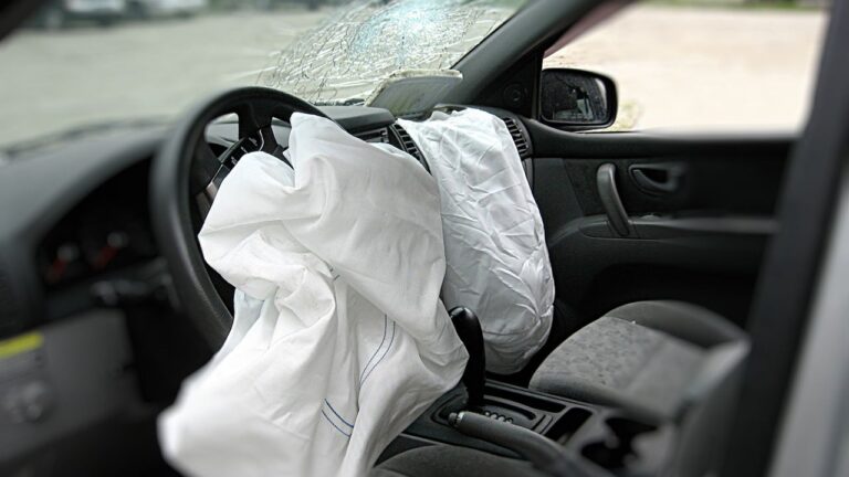 Reconocido fabricante de automóviles llama a revisión a cientos de miles de vehículos por peligrosos defectos en sus airbags