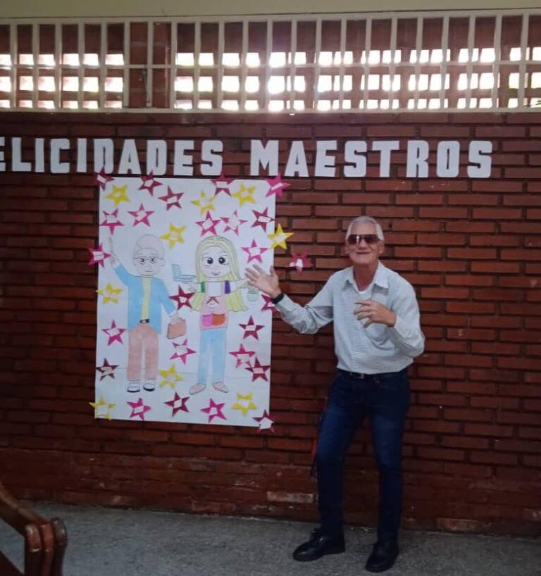 La pasión por enseñar mantiene a Raynel Batista entre pupitres y sonrisas desde hace 40 años