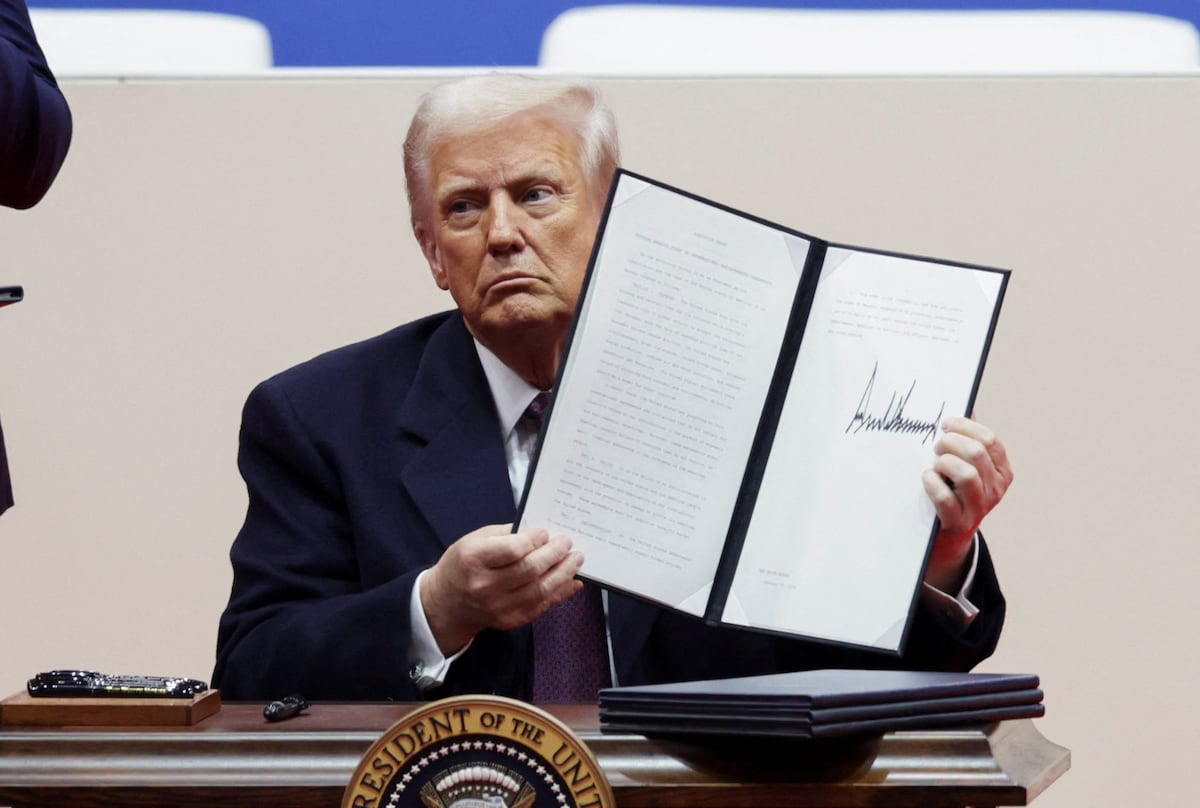 Trump barre la era Biden con una avalancha de decretos contra la inmigración, la agenda verde y la diversidad | Internacional Trump barre la era Biden con una avalancha de decretos contra la inmigración, la agenda verde y la diversidad | Internacional