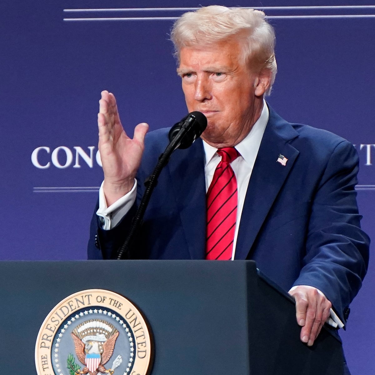 Una jueza bloquea la orden de Trump de congelar de golpe millones de ayudas federales | El PAÍS Exprés