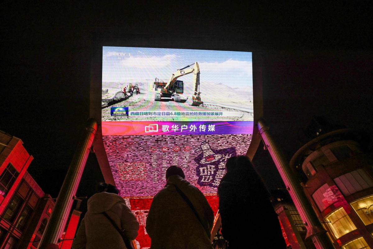 China intensifica los trabajos de rescate tras el seísmo que deja 126 muertos en el Tíbet China intensifica los trabajos de rescate tras el seísmo que deja 126 muertos en el Tíbet