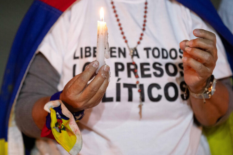 Presos políticos postelectorales excarcelados hicieron largas filas para audiencias de presentación