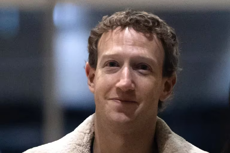 El lujoso reloj suizo de 900 mil dólares que usó Mark Zuckerberg para anunciar un cambio histórico de Meta