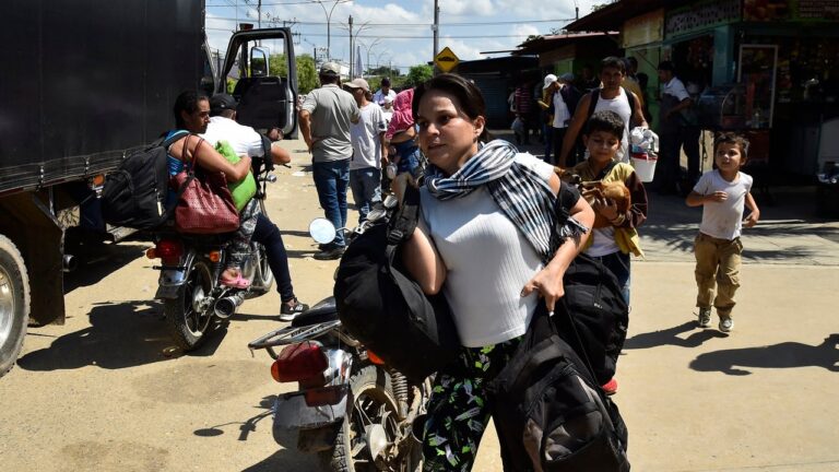 Centenares de desplazados colombianos huyen a Venezuela del conflicto armado en Catatumbo: Maduro ordena plan de urgencia