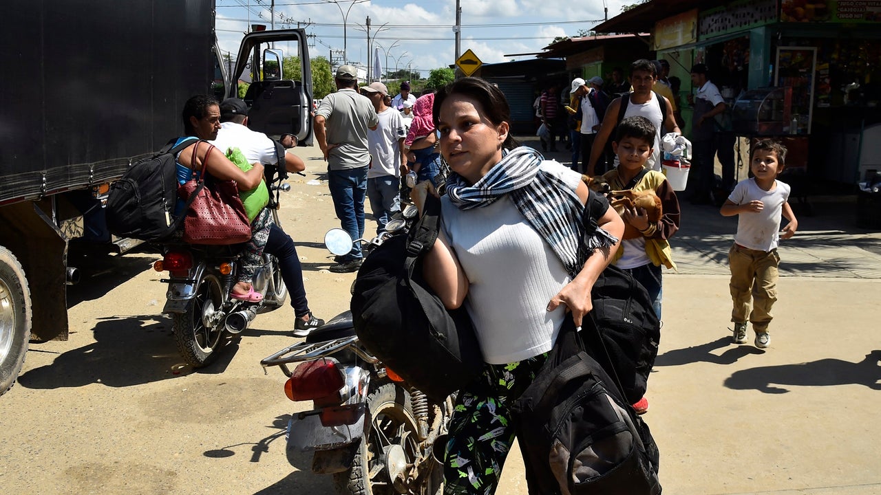 Centenares de desplazados colombianos huyen a Venezuela del conflicto armado en Catatumbo: Maduro ordena plan de urgencia Centenares de desplazados colombianos huyen a Venezuela del conflicto armado en Catatumbo: Maduro ordena plan de urgencia