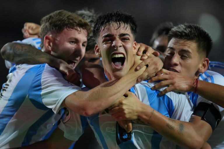 Con el tiro del final, Argentina festejó una victoria agónica que maquilló el retroceso futbolístico