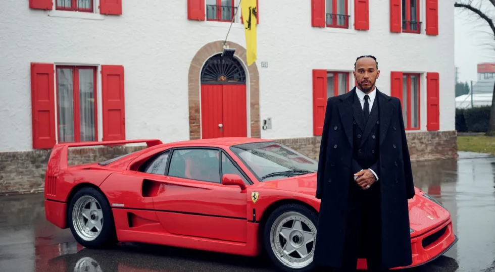 Hamilton ya se ‘viste’ de rojo