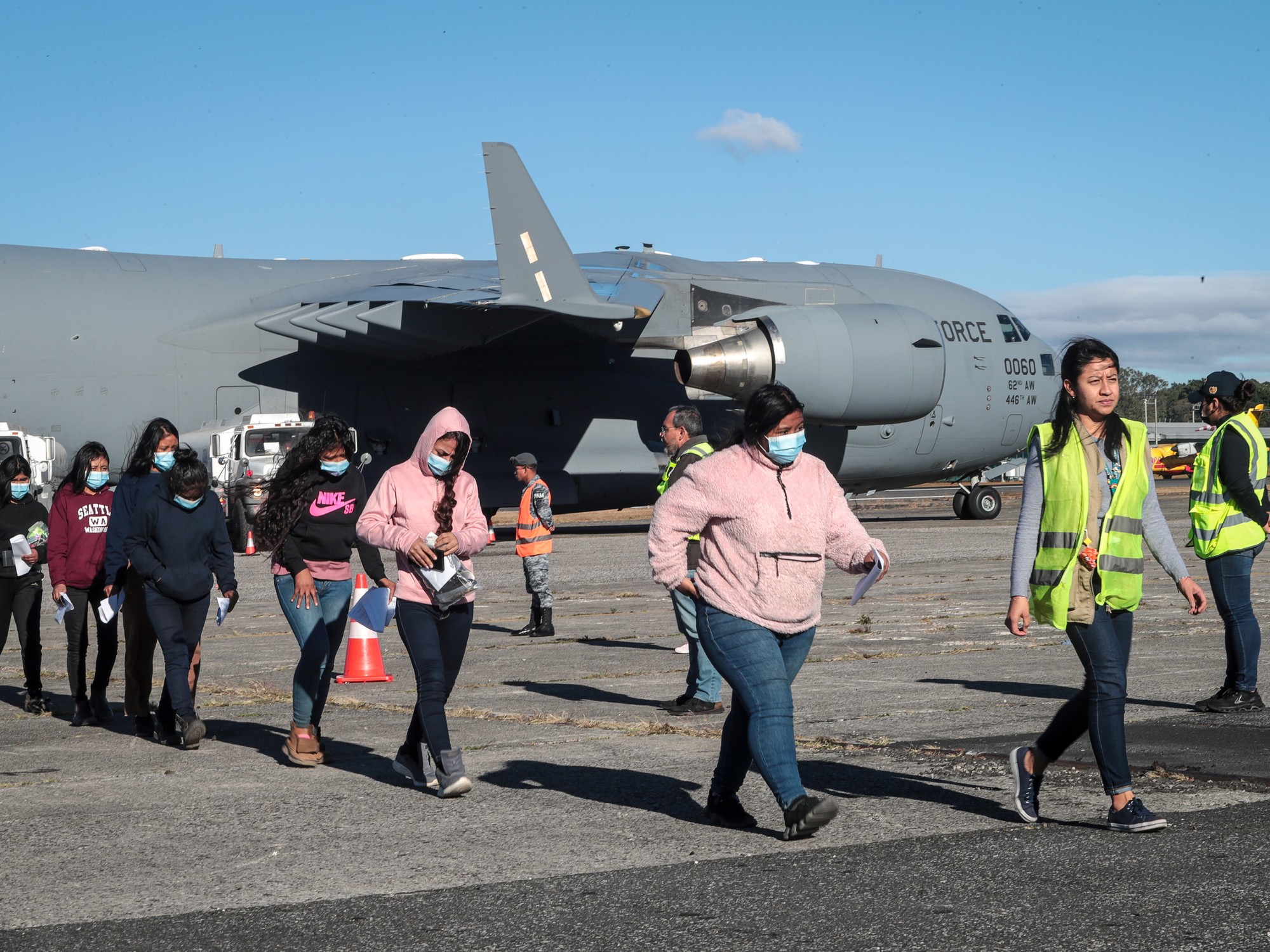 Estados Unidos deportó a más de 260 personas a Guatemala en dos aviones militares y un vuelo chárter Estados Unidos deportó a más de 260 personas a Guatemala en dos aviones militares y un vuelo chárter