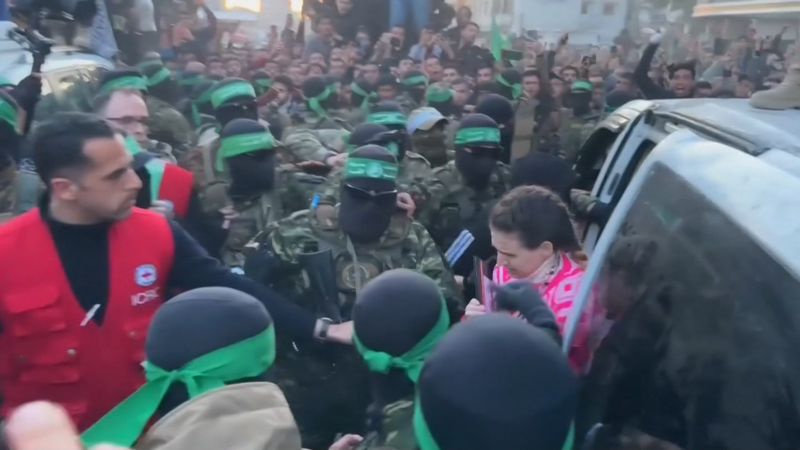 Mira el momento en que Hamas libera a las tres primeras rehenes israelíes Mira el momento en que Hamas libera a las tres primeras rehenes israelíes