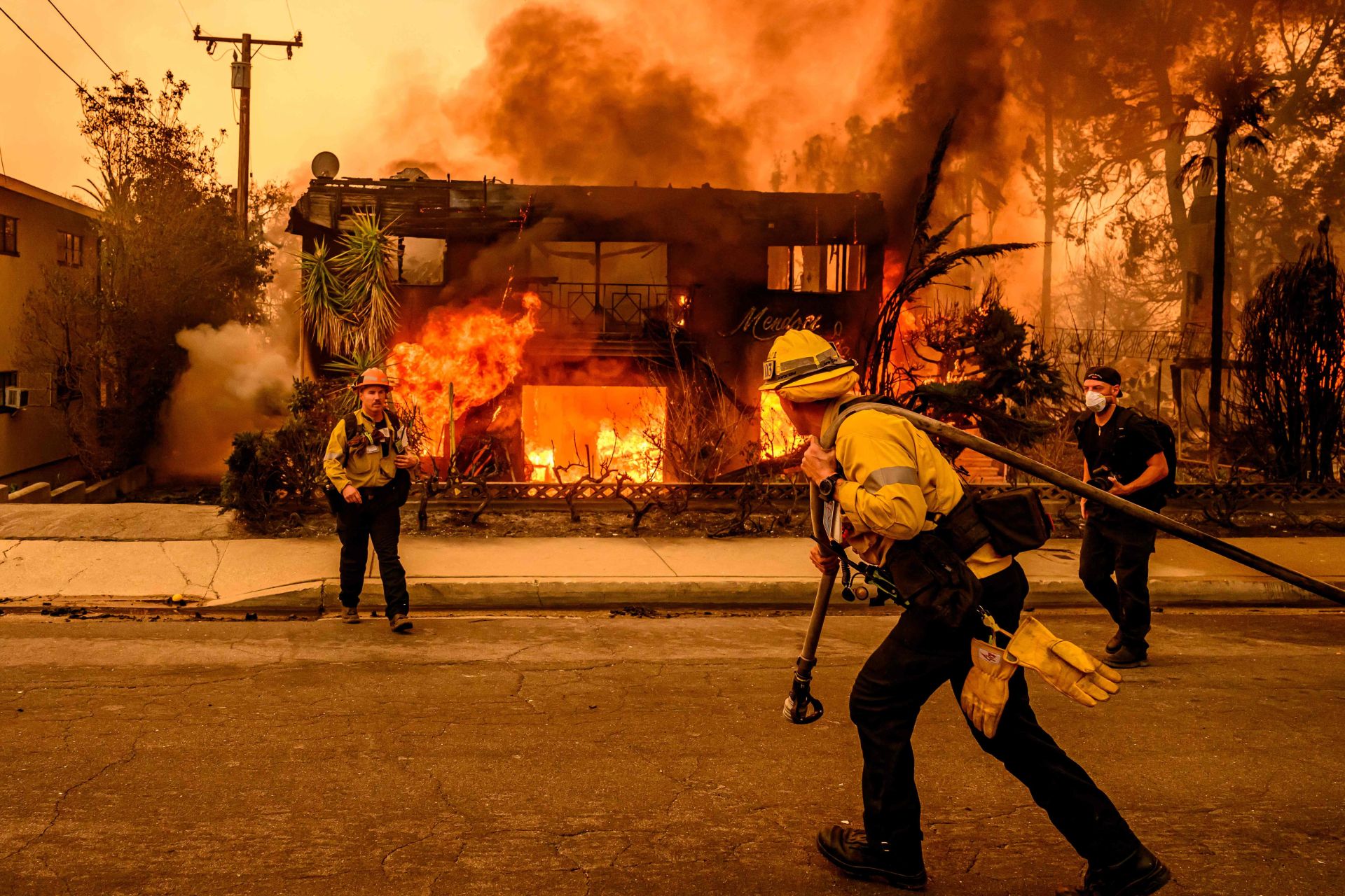 El fuego alcanza el corazón de Los Ángeles y desata la guerra política El fuego alcanza el corazón de Los Ángeles y desata la guerra política