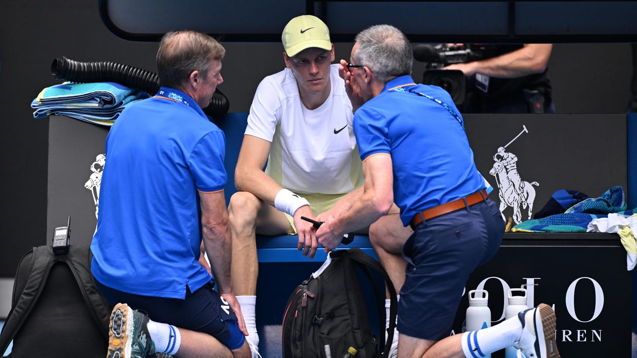 Una leyenda del tenis se pronuncia sobre los problemas de Sinner en Australia: “Ya pasó con Alcaraz…”