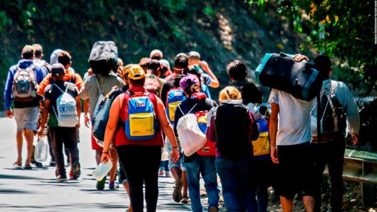 El gobierno pide a los migrantes volver al país