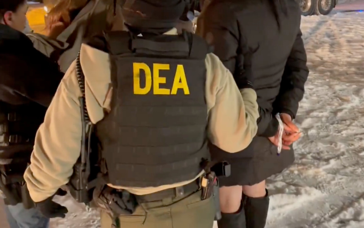 DEA catea antro improvisado y detiene a 50 indocumentados DEA catea antro improvisado y detiene a 50 indocumentados
