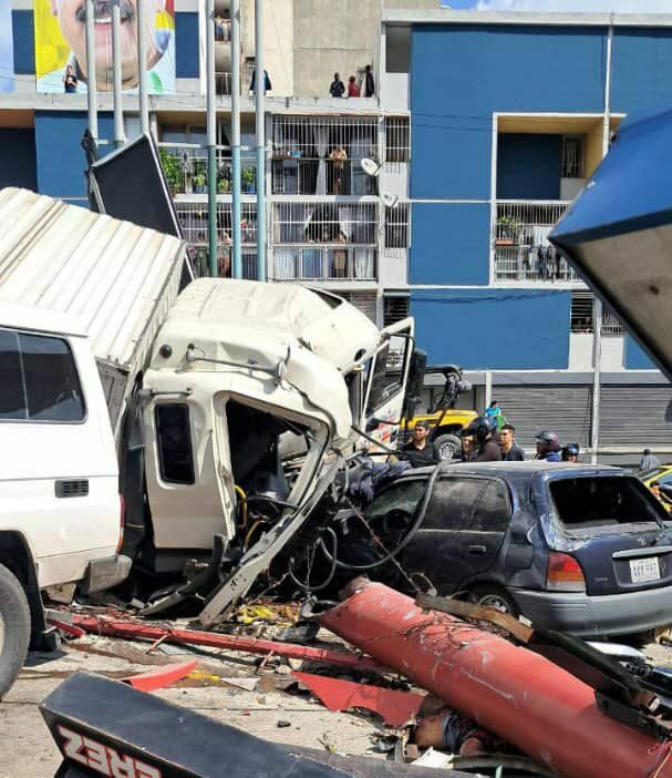 Cuatro muertos luego que gandola perdiera los frenos en Caracas (+video)