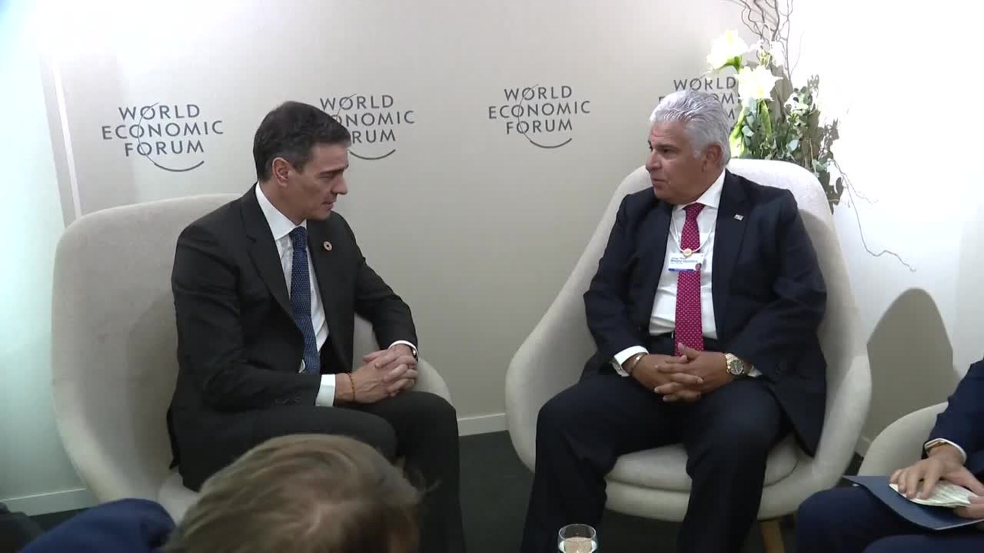 Sánchez se reúne en Davos con el presidente de Panamá y le traslada su apoyo Sánchez se reúne en Davos con el presidente de Panamá y le traslada su apoyo