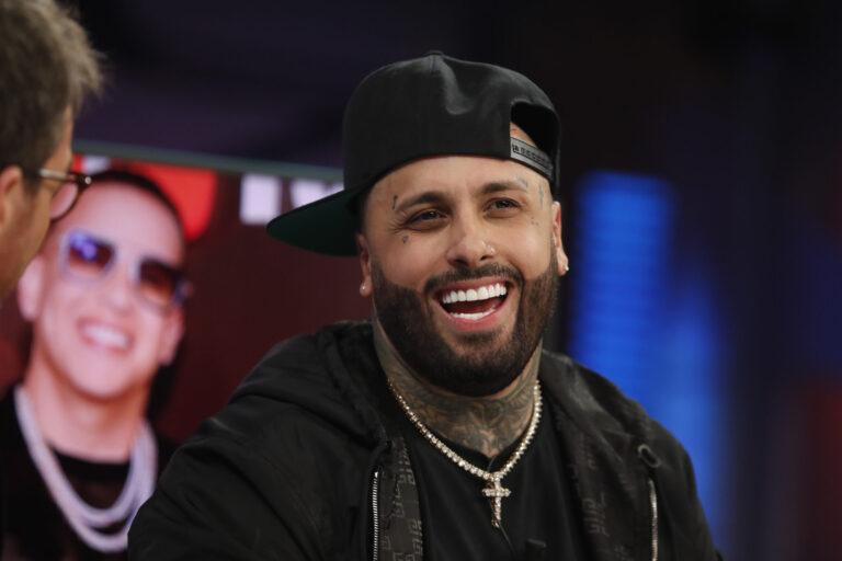 Nicky Jam y su suegra encienden la polémica por un beso