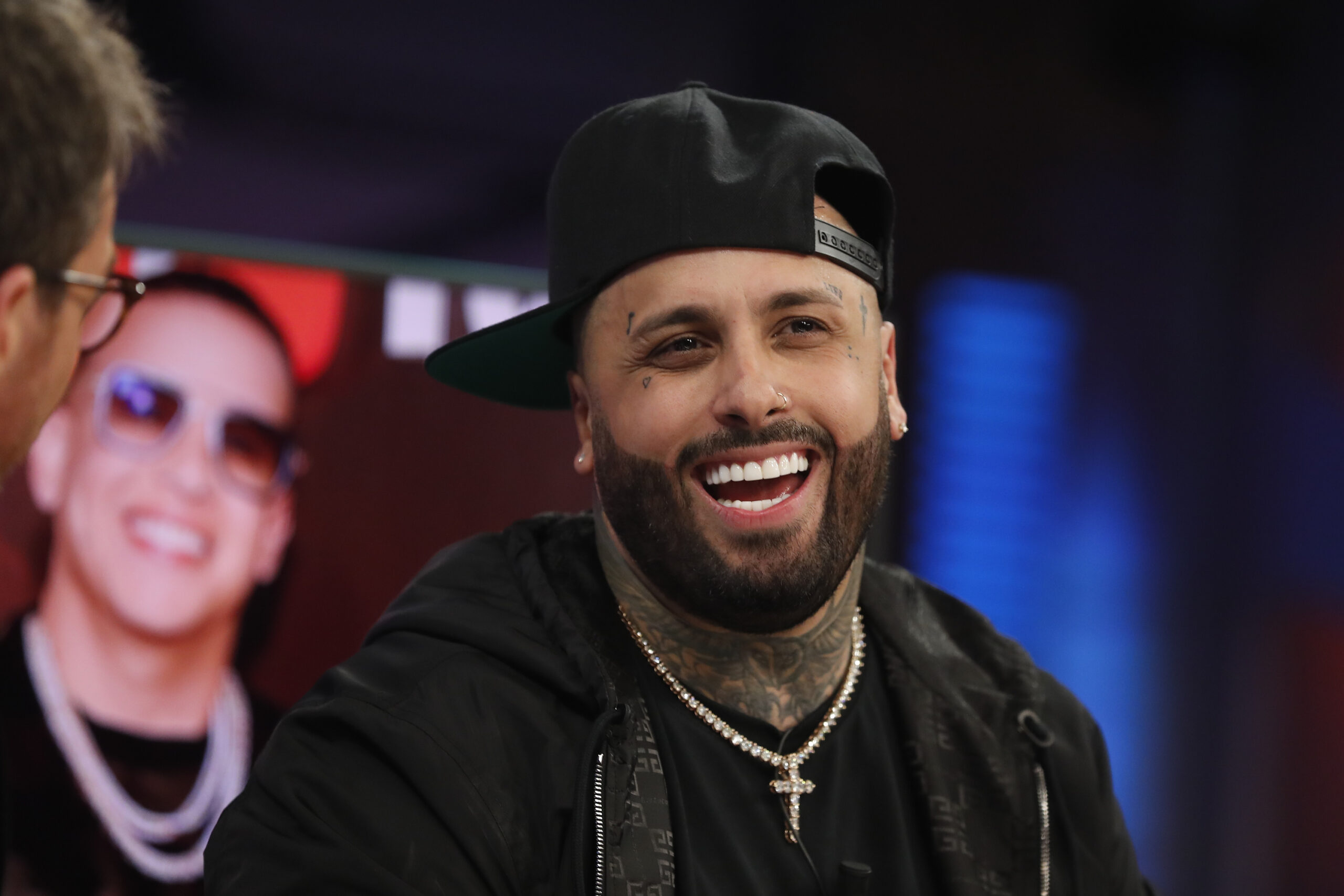 Nicky Jam y su suegra encienden la polémica por un beso Nicky Jam y su suegra encienden la polémica por un beso