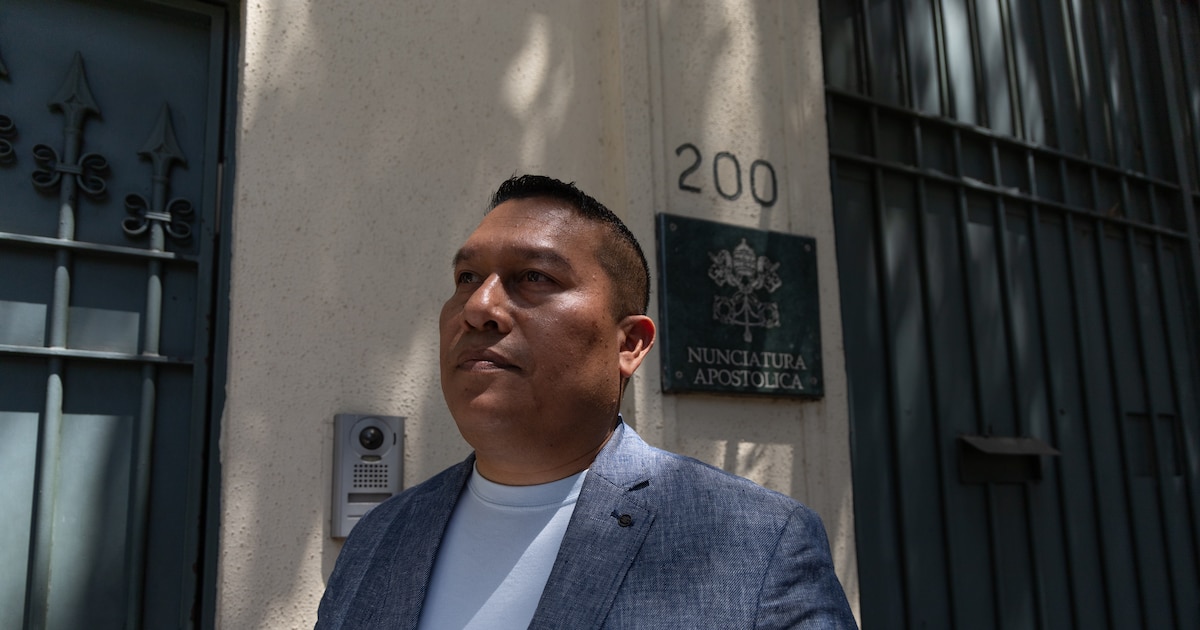 Venezolanos en Chile piden que la Iglesia auxilie a opositores en la embajada argentina en Caracas Venezolanos en Chile piden que la Iglesia auxilie a opositores en la embajada argentina en Caracas