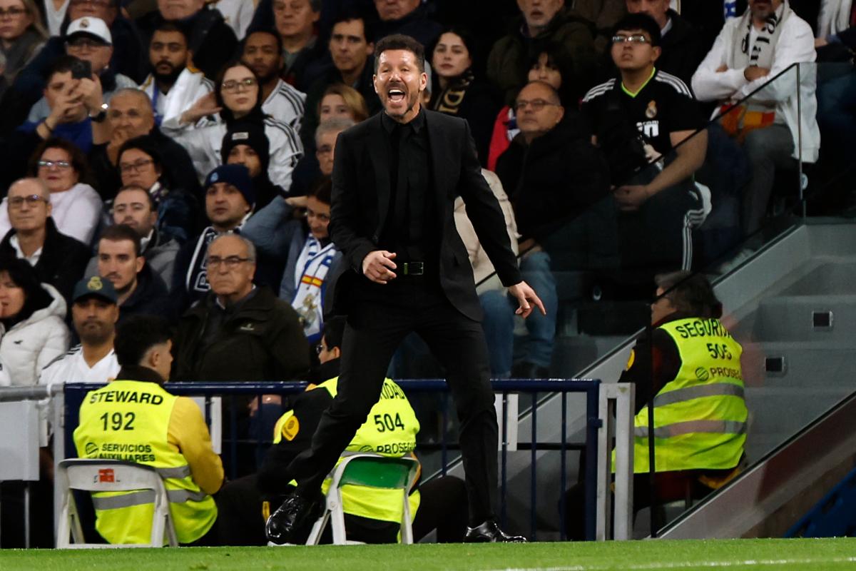 Simeone allana el ’empedrado’ de los derbis