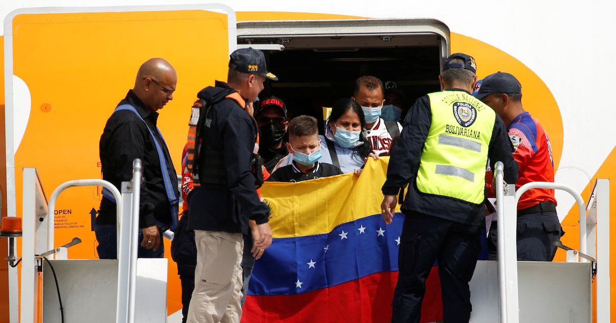 Avión con más de 240 venezolanos deportados aterriza en Caracas