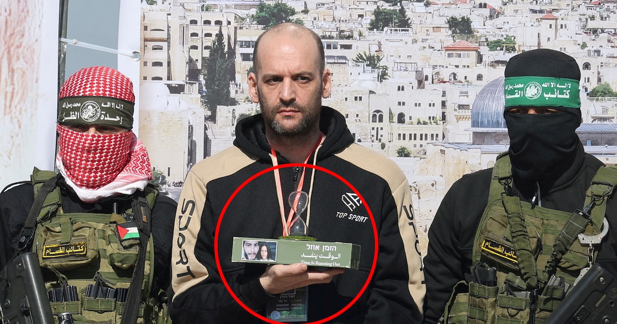 La amenaza que enviaron los terroristas de Hamas en un reloj de arena a Israel tras la liberación de los rehenes La amenaza que enviaron los terroristas de Hamas en un reloj de arena a Israel tras la liberación de los rehenes