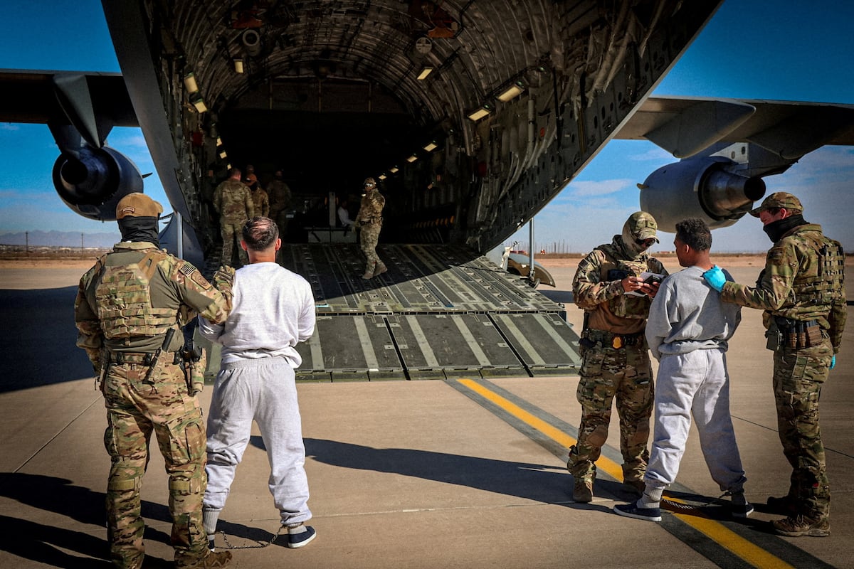 Estados Unidos vacía Guantánamo deportando a 177 venezolanos a Honduras | Inmigración en Estados Unidos