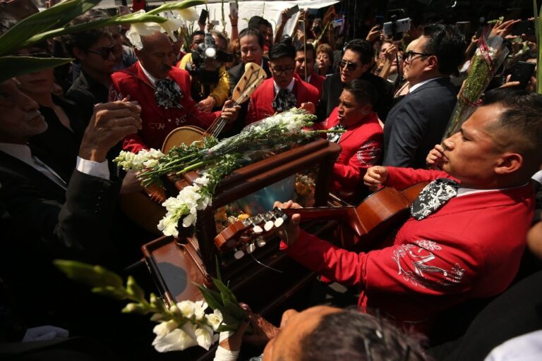 La Jornada – El público despide a Paquita con sus canciones