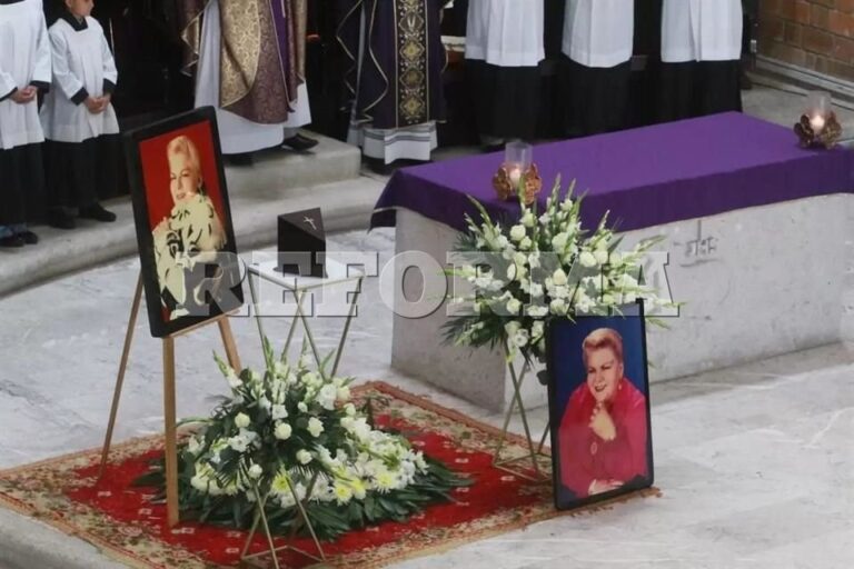 Despiden entre aplausos a Paquita la del Barrio en su tierra