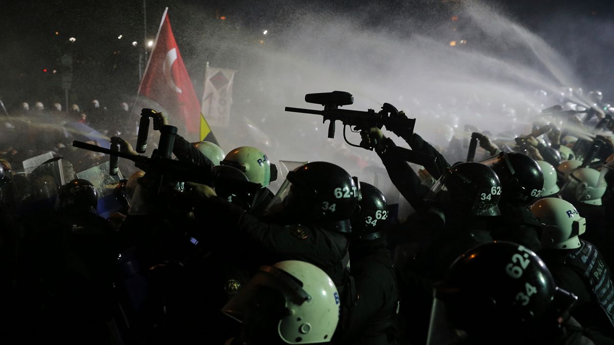 Las protestas en Turquía se intensifican tras la detención del rival de Erdogan, Ekrem Imamoglu Las protestas en Turquía se intensifican tras la detención del rival de Erdogan, Ekrem Imamoglu