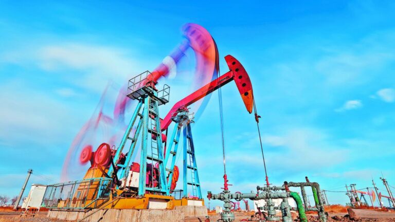 Petróleo abre la semana con alzas mientras mercado sopesa sanciones a Irán
