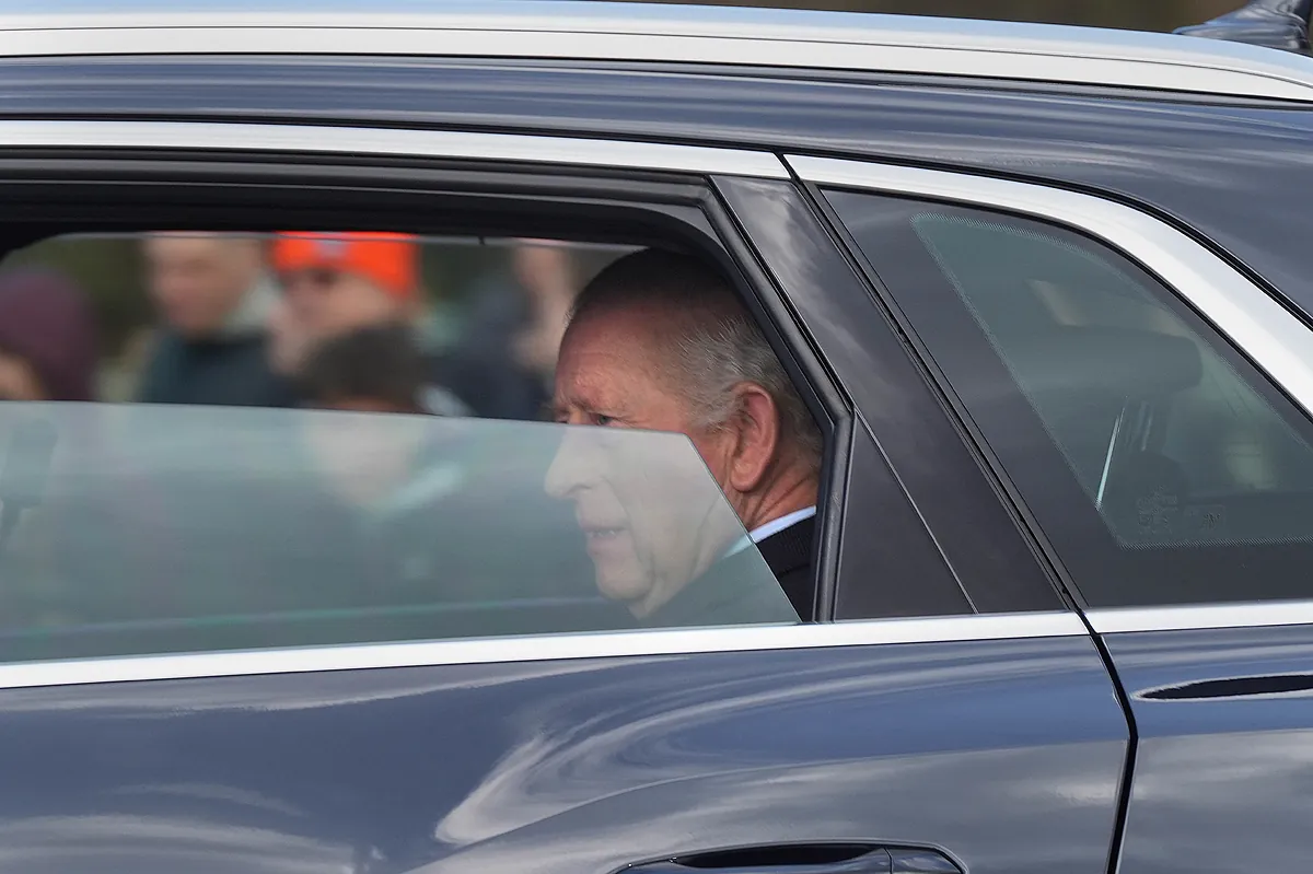 Primeras imágenes de Carlos III tras su ingreso por los efectos del tratamiento contra el cáncer