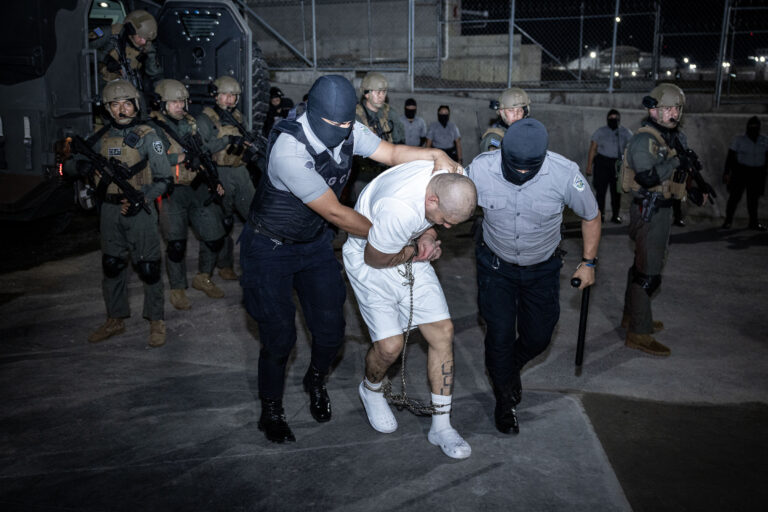 Venezuela tilda de “crimen” la detención de migrantes en El Salvador tras ser deportados