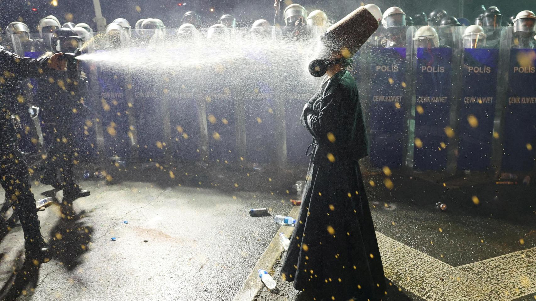 Sexto día de protestas contra Erdogan por encarcelar al alcalde de Estambul, el opositor más popular de Turquía Sexto día de protestas contra Erdogan por encarcelar al alcalde de Estambul, el opositor más popular de Turquía