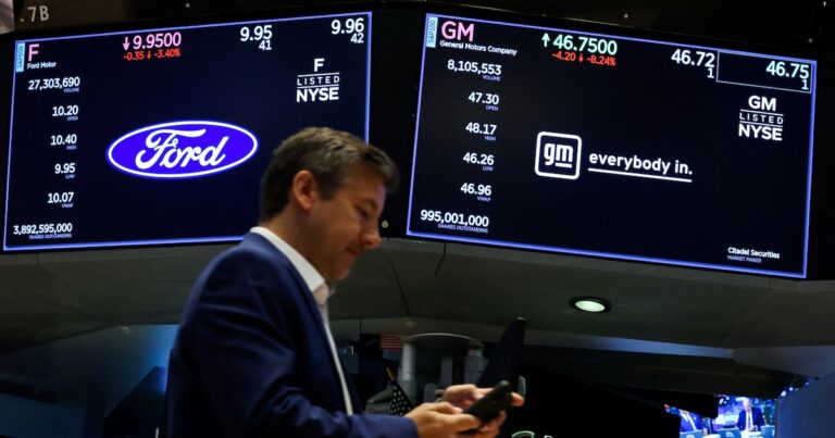Wall Street cerró con caídas tras el anuncio de Donald Trump sobre aranceles para los autos fabricados fuera de Estados Unidos