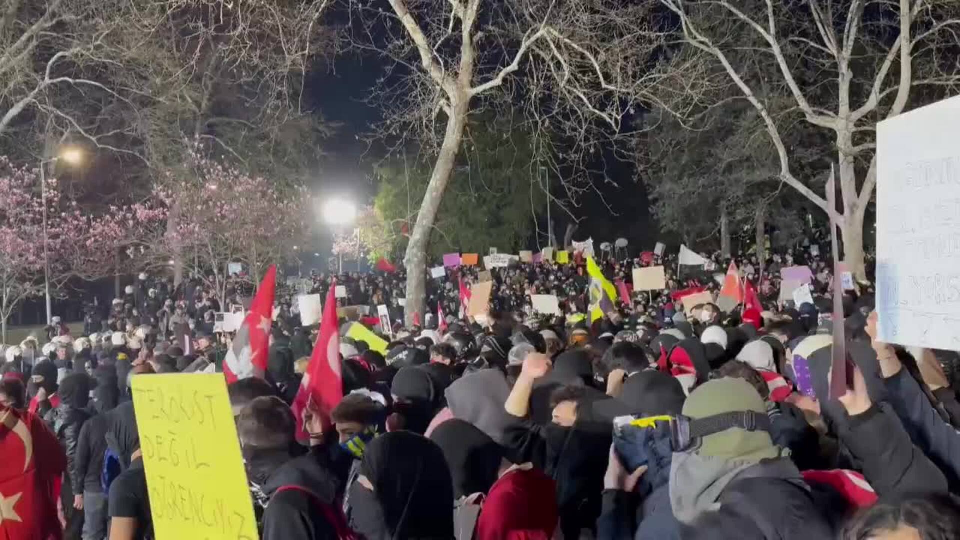 Oposición turca cierra las protestas en alcaldía de Estambul y convoca un mitin el sábado Oposición turca cierra las protestas en alcaldía de Estambul y convoca un mitin el sábado