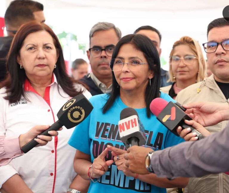 Delcy Rodríguez a Bukele: por qué ser venezolano es un crimen