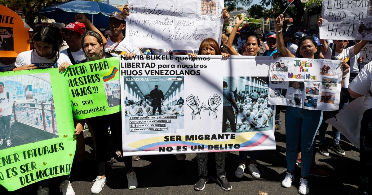 “¿Qué crimen cometieron?”: Venezolanos rechazan el “secuestro” de más de 200 migrantes en cárcel de El Salvador “¿Qué crimen cometieron?”: Venezolanos rechazan el “secuestro” de más de 200 migrantes en cárcel de El Salvador
